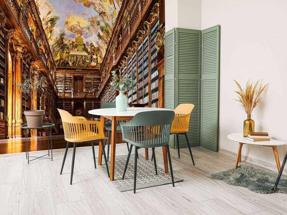 Historisk bibliotek i varmt trä