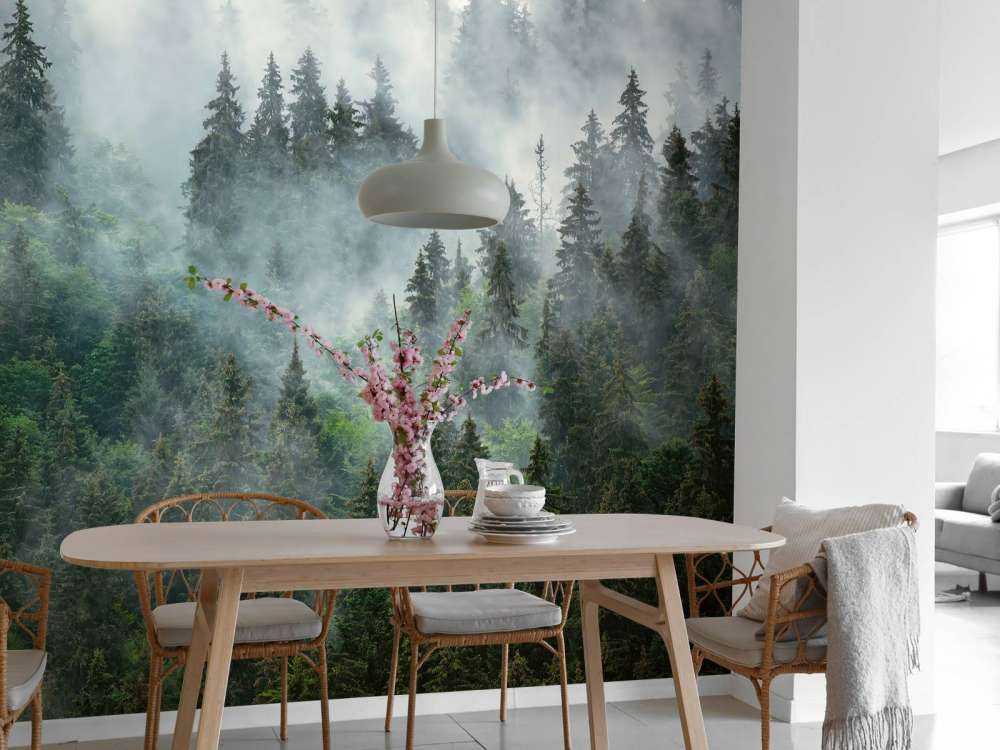 Dimmigt landskap med gröna träd