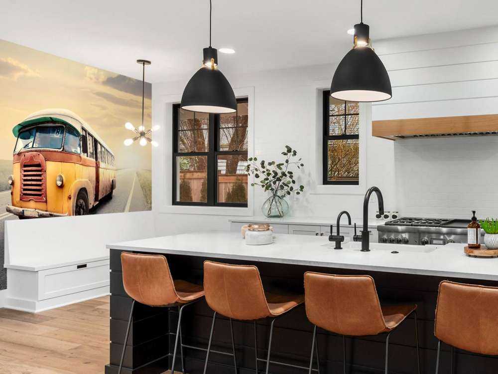 Buss på en öde väg