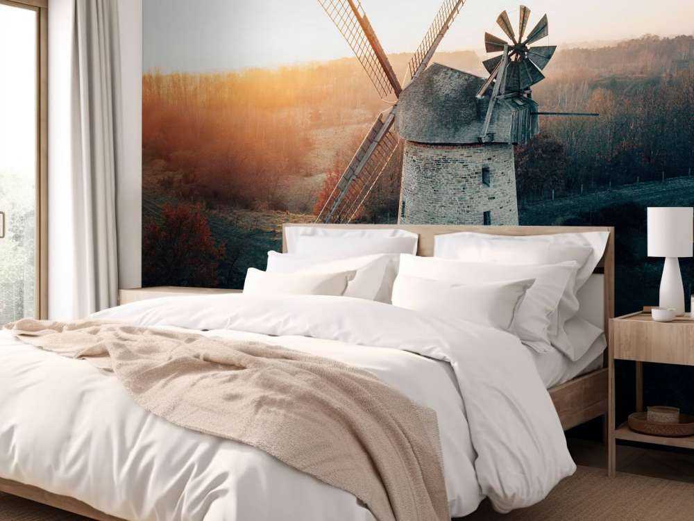 Väderkvarn i vackert ljus vid solnedgången