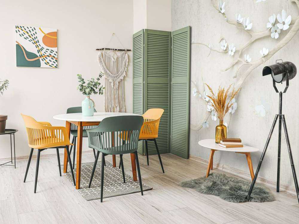 Gren med vita blommor på träbakgrund