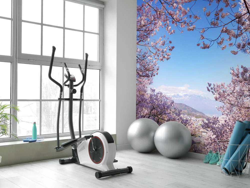 Rosa blommor med berg