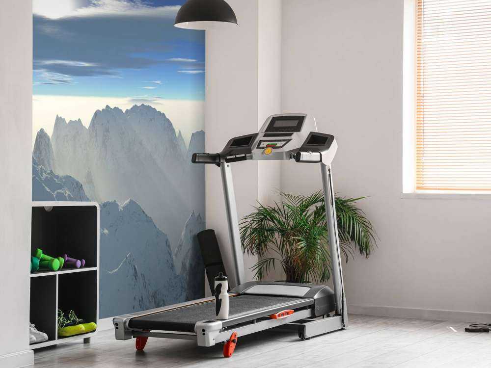 Snødekte fjelltopper panoramaa