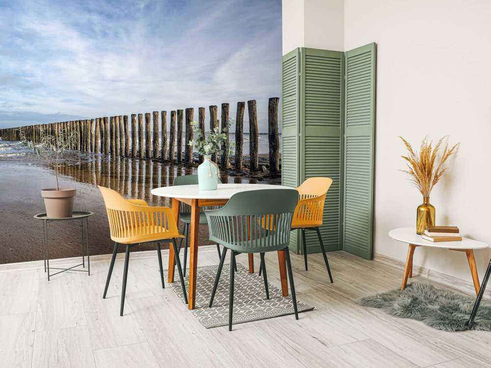 Molo av tre på kysten ved Cadzand bad