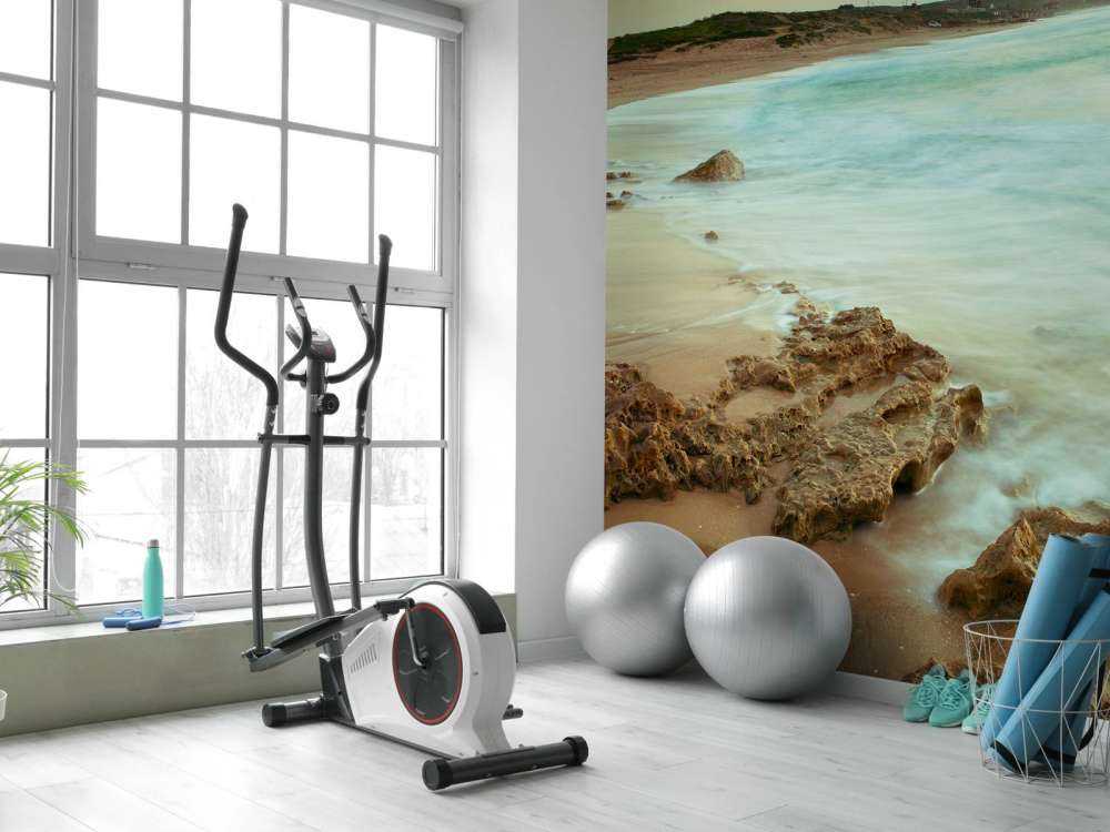 Rolig strand med steiner