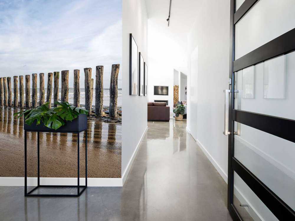 Molo av tre på kysten ved Cadzand bad