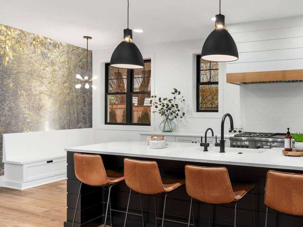 Sti gjennom en forlatt skog