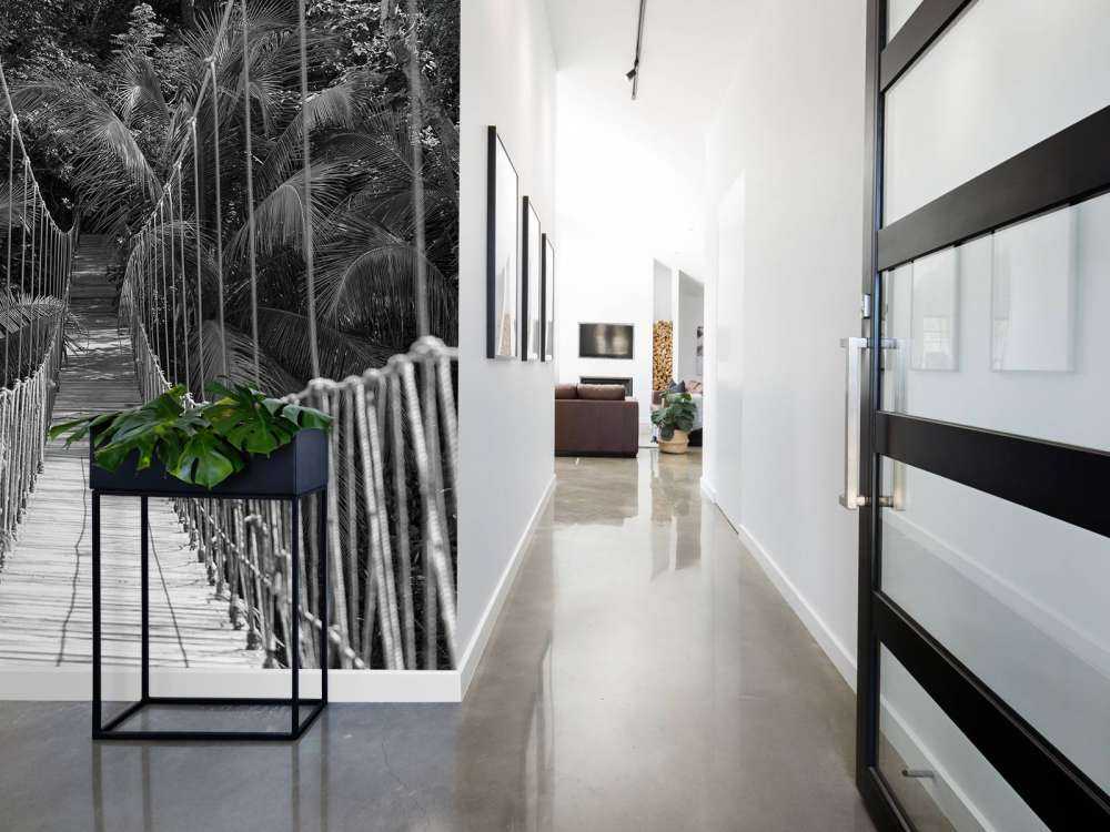 Trebro mellom palmetrærne