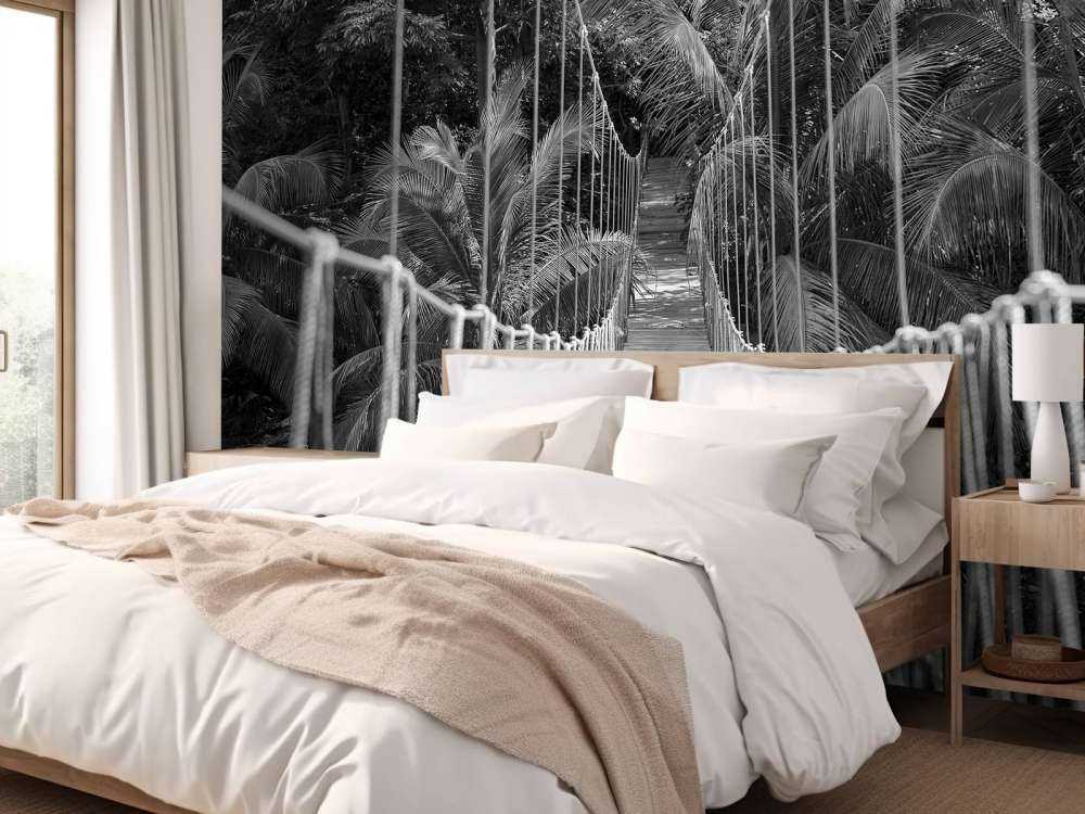 Trebro mellom palmetrærne