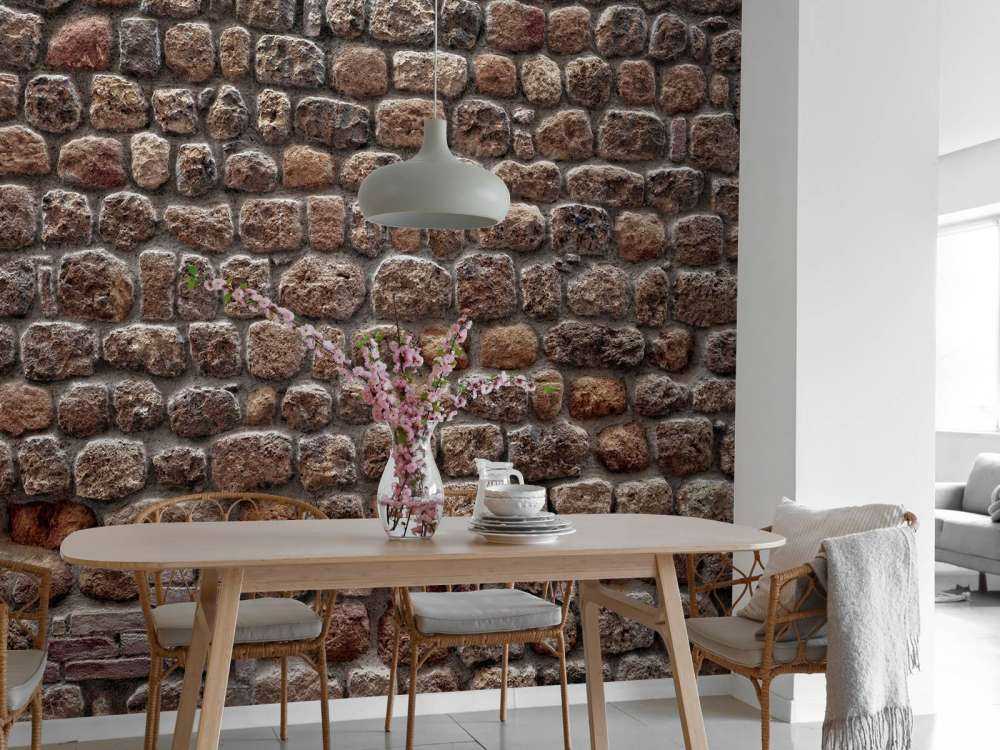 Mur med store steiner