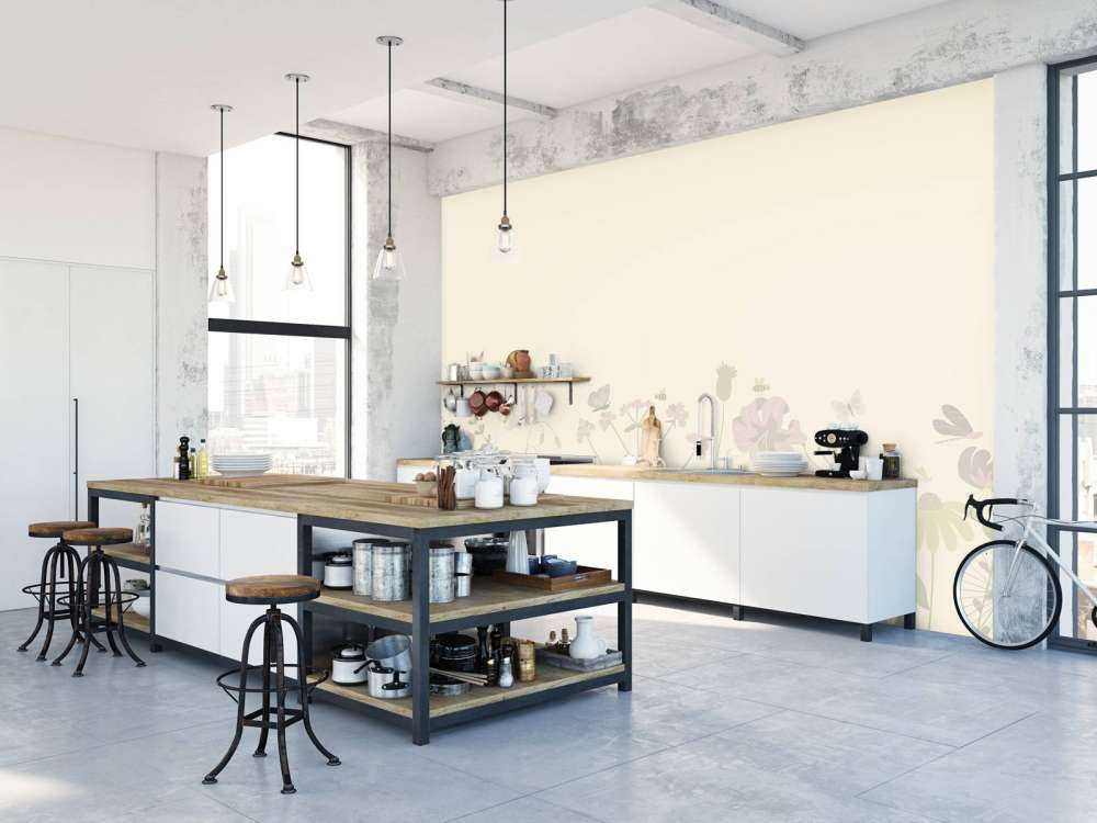 Blomsterfelt med sommerfugler i beige og gammelrosa