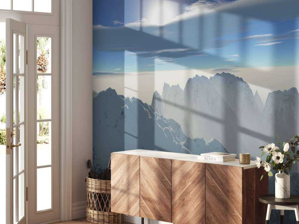 Snødekte fjelltopper panoramaa