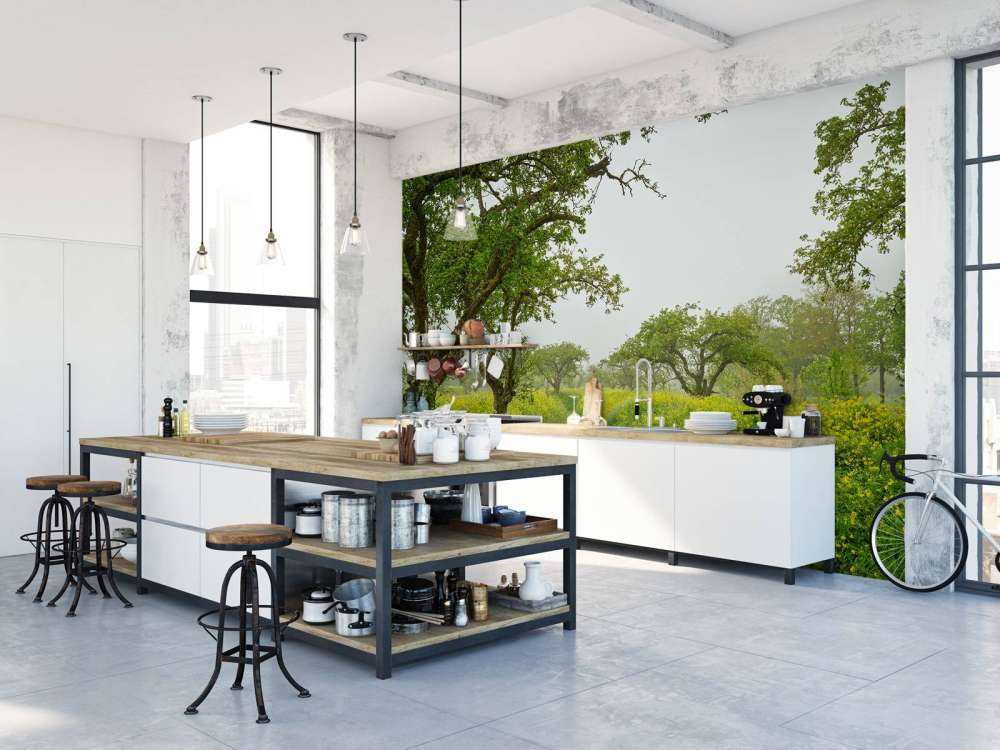 Sti gennem bakker med gule blomster