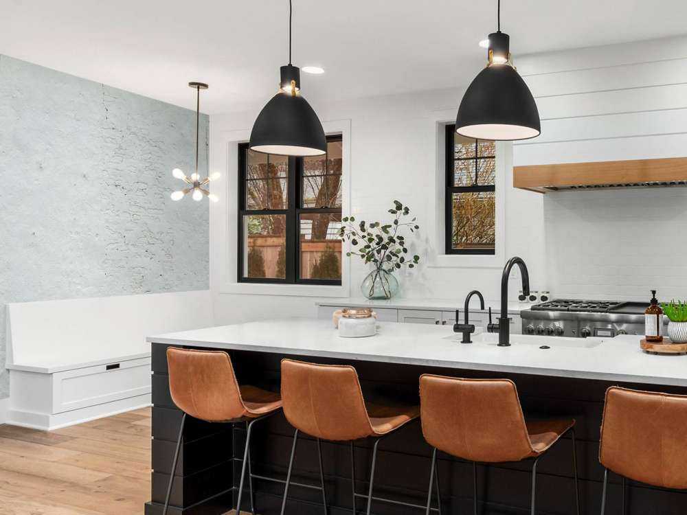 Væg med hvid stuk og vægankre