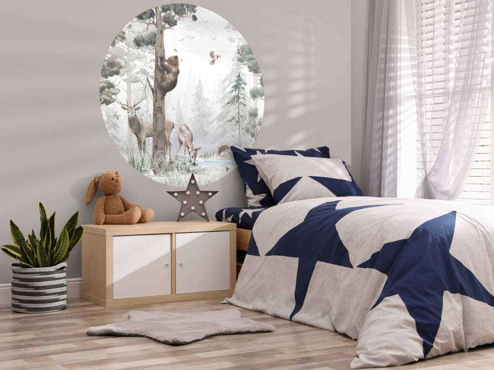 Vildt liv i midten af skoven