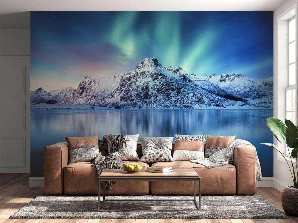 Nordlys over et frossent hav og bjerge