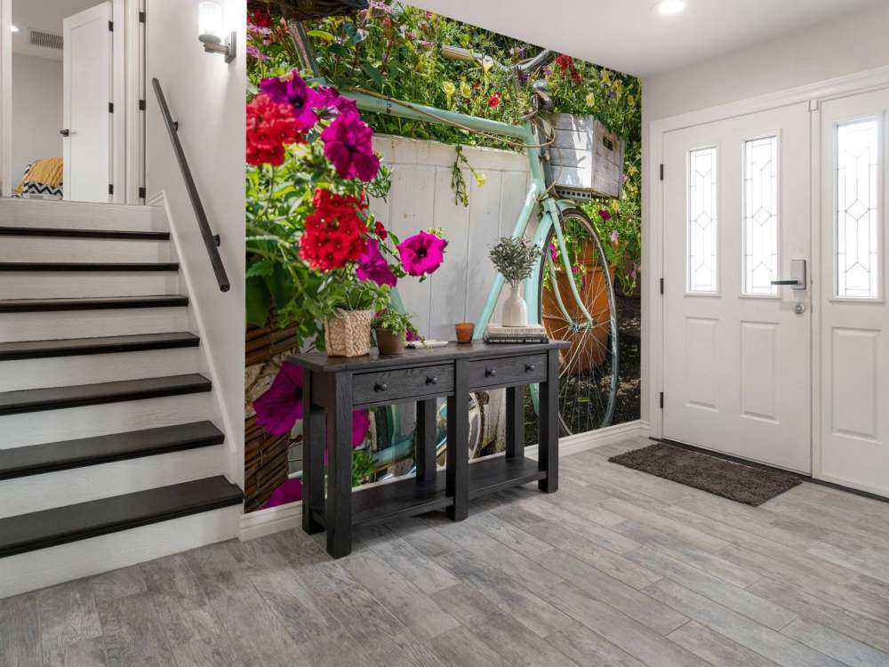 Gammel cykel med blomster