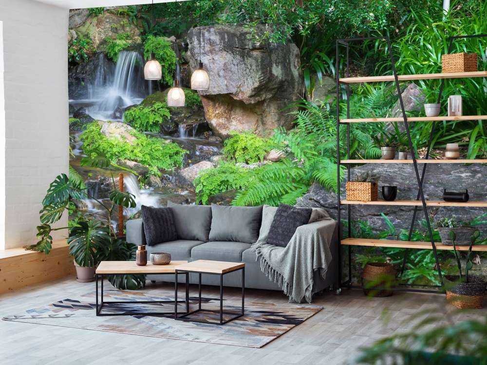 Vandfald med tropiske planter