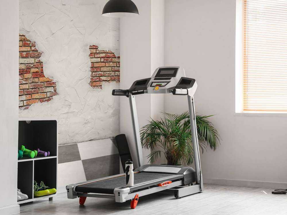 Tegelvägg med stuckatur