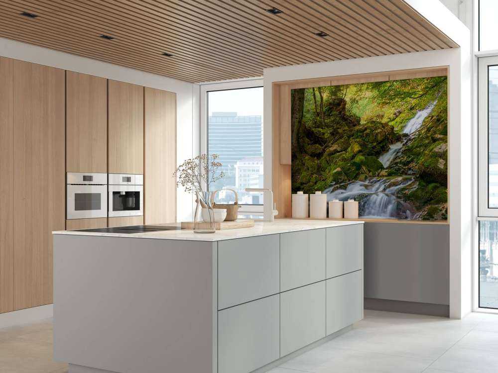 Vattenfall mitt i skogen