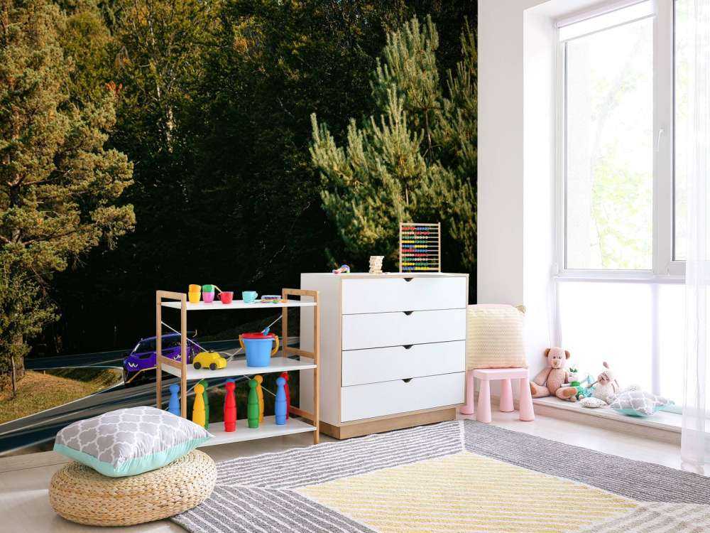 Lila Lamborghini Huracán i skogslandskap