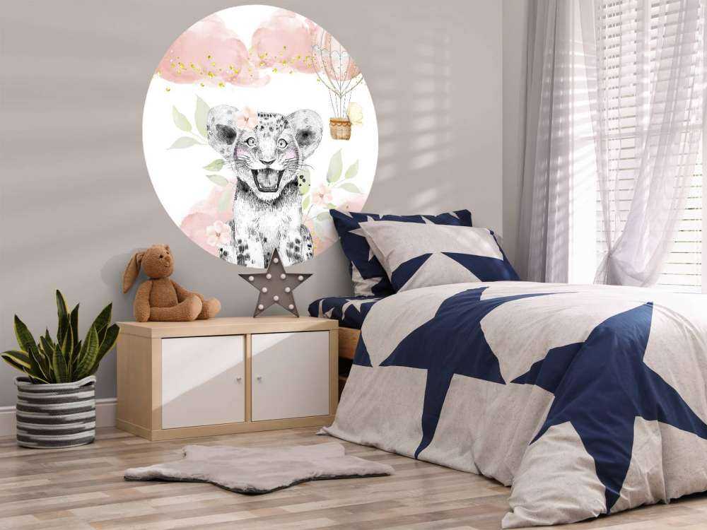 Glada lejonungar och luftballong