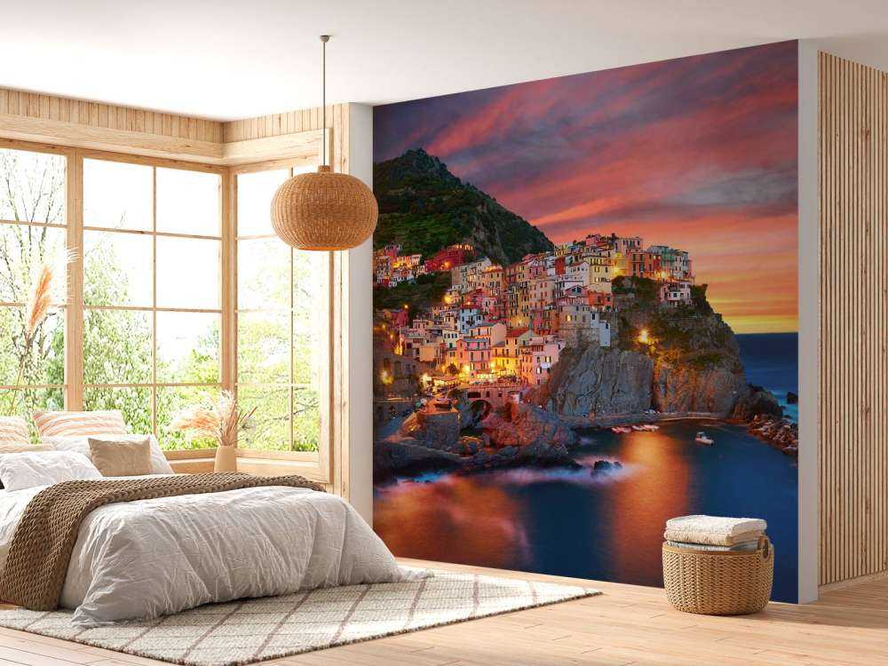 Italiensk stad vid solnedgången