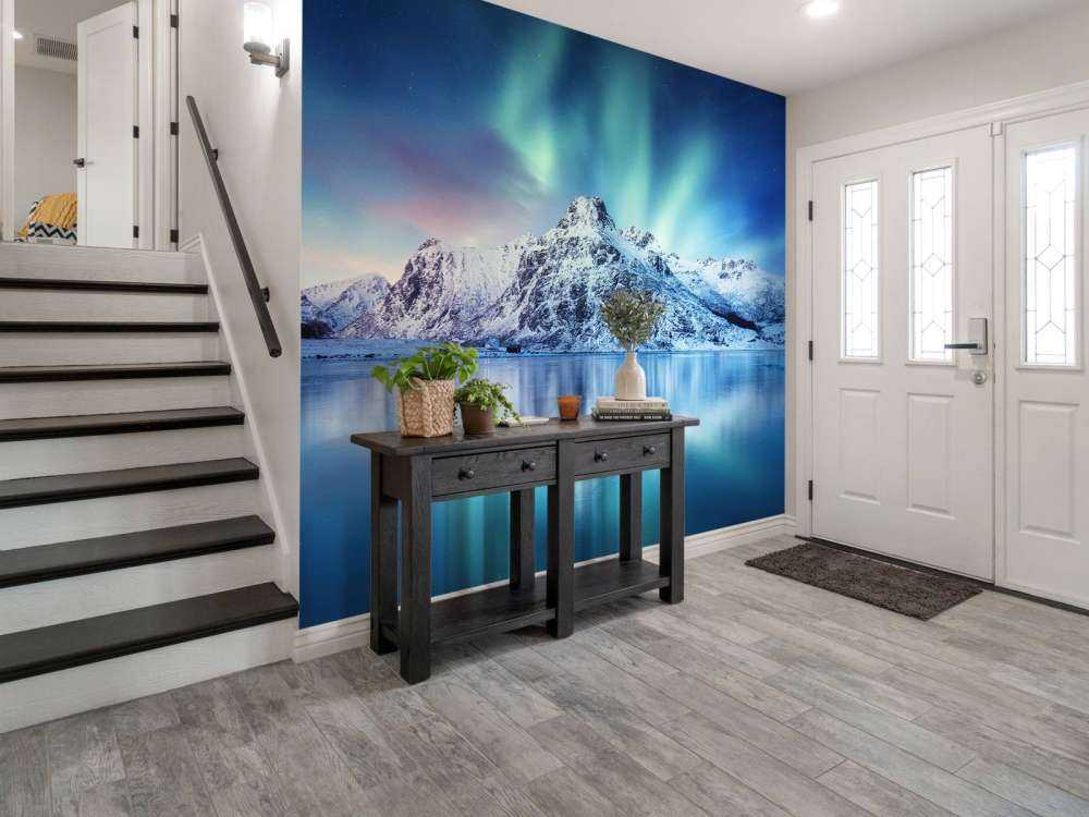 Nordljus över ett djupfryst hav och berg