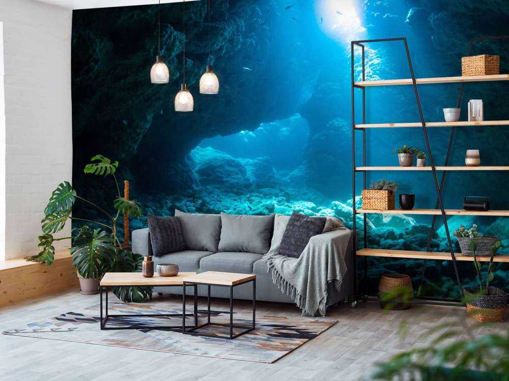 Mörk grotta i havet