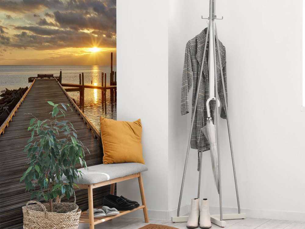 Träbrygga med soluppgång