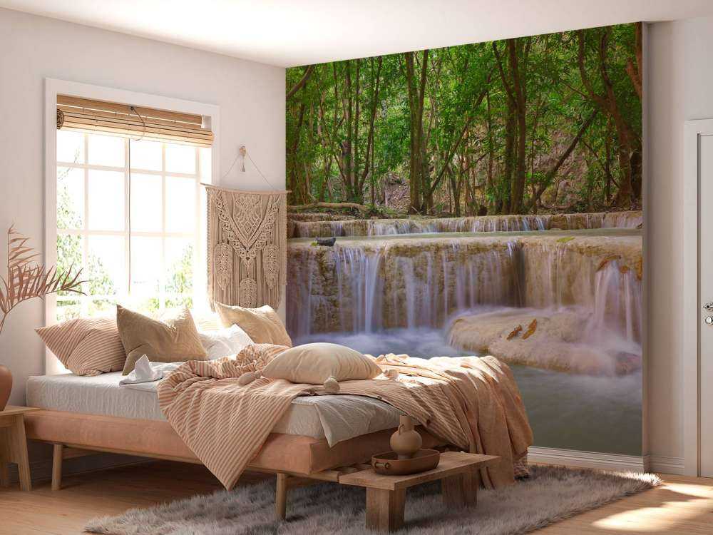 Vattenfall i djup regnskog