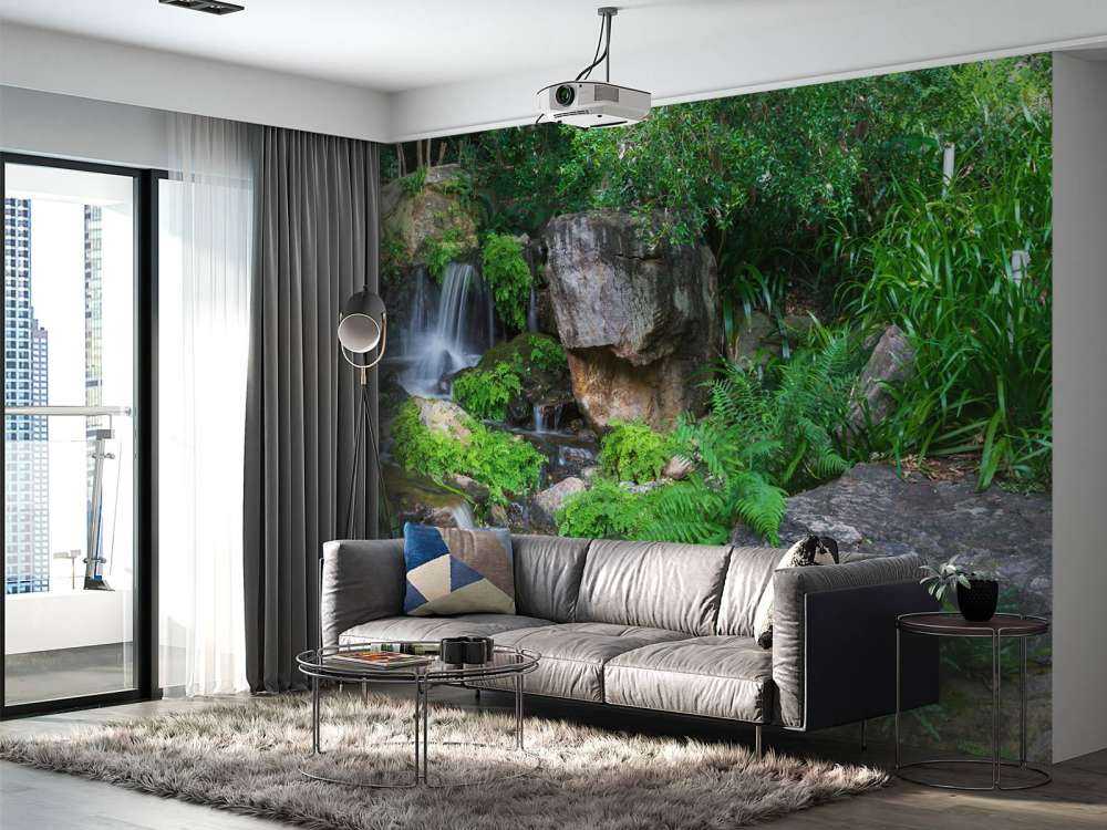 Vattenfall med tropiska växter