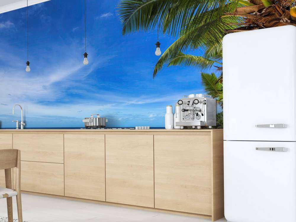 Tropisk strand med palmträd