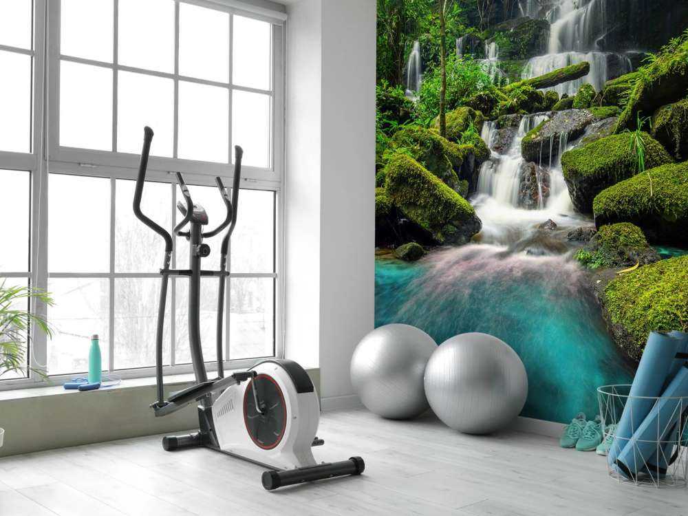 Vattenfall i en djungel