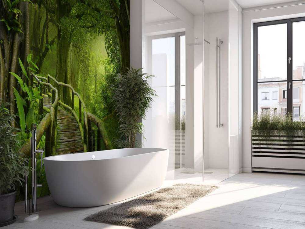 Träbro till och med en grön djungel