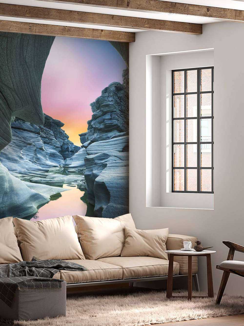 Grotta med färgad himmel