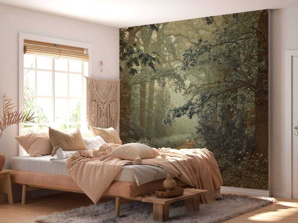 Sti gennem skov med tåge