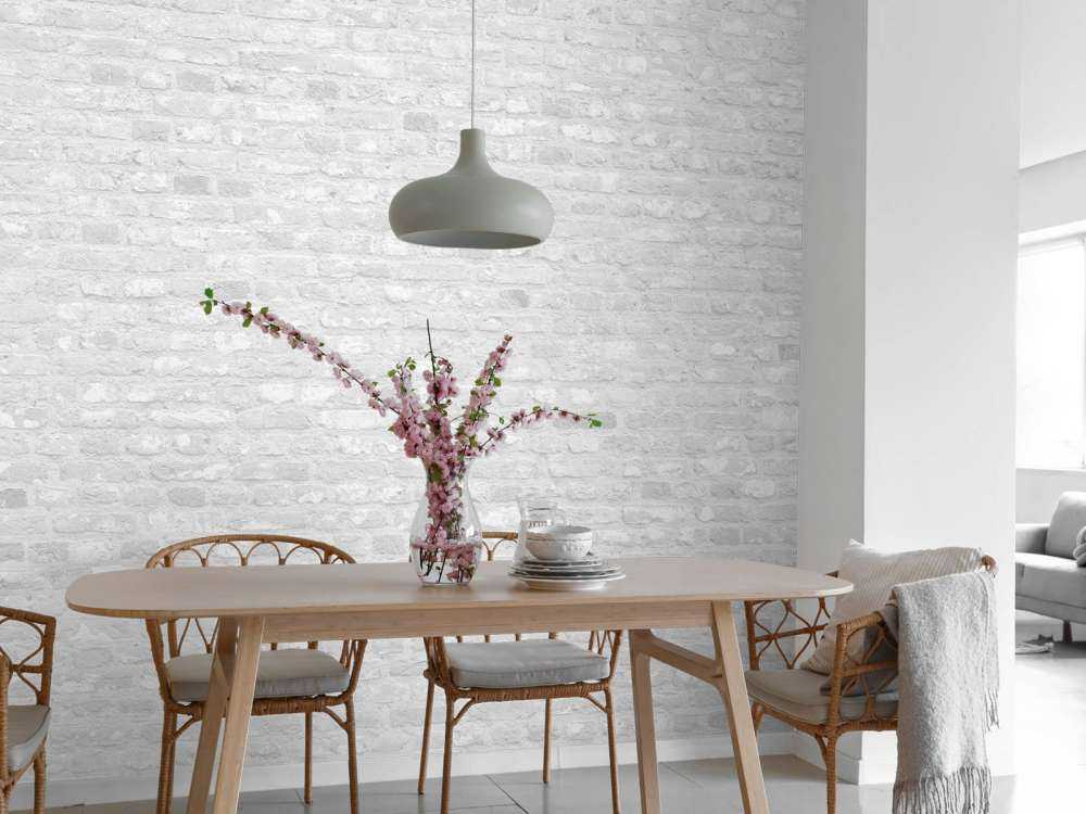 Hvid gammel murstensvæg