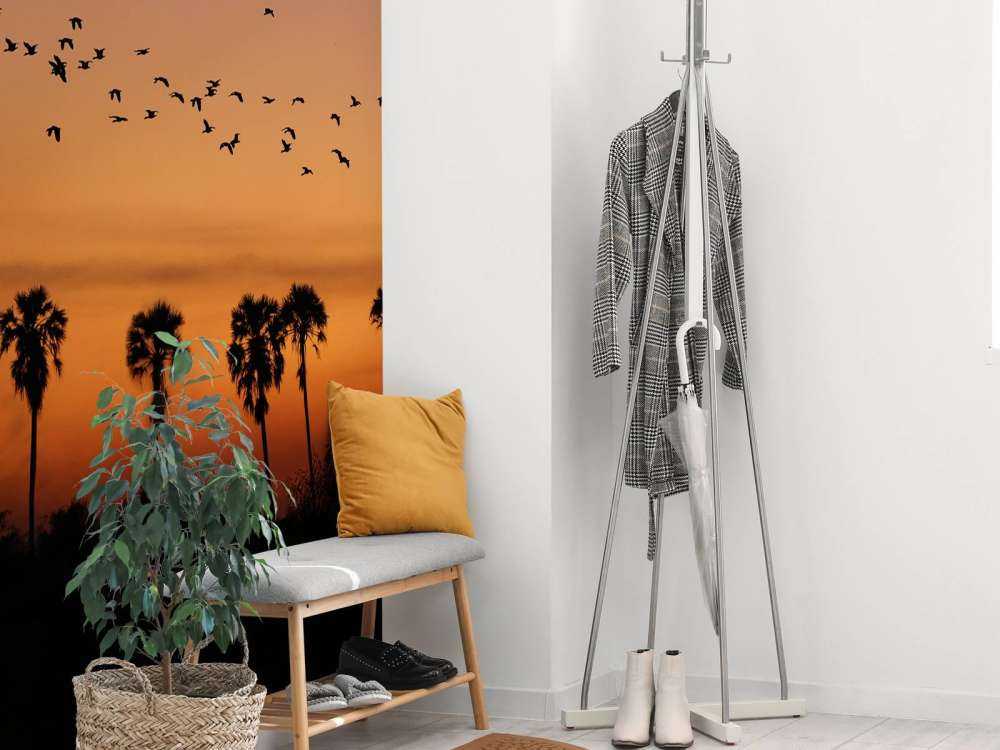 Palmetræer med en gruppe af fugle