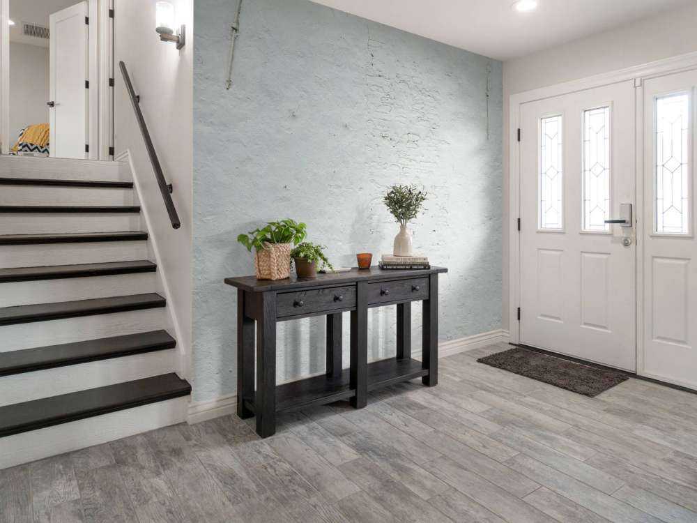 Væg med hvid stuk og vægankre