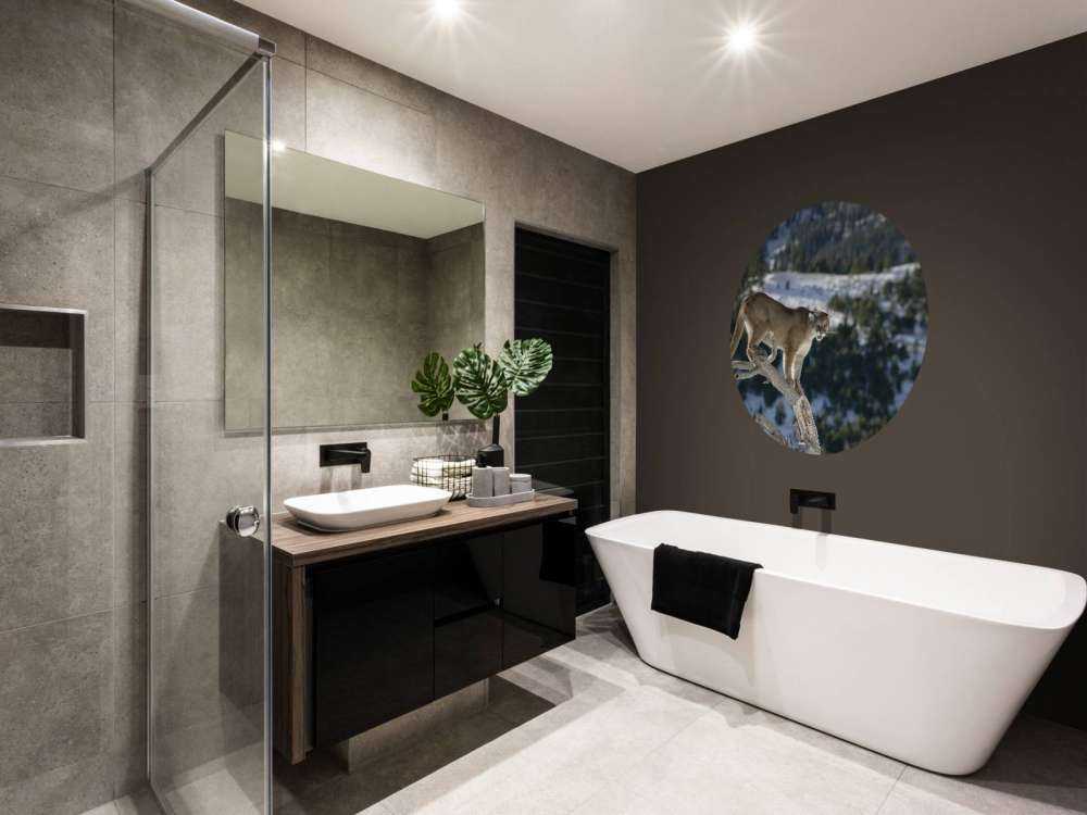 Bjergløve __på et dødt træ