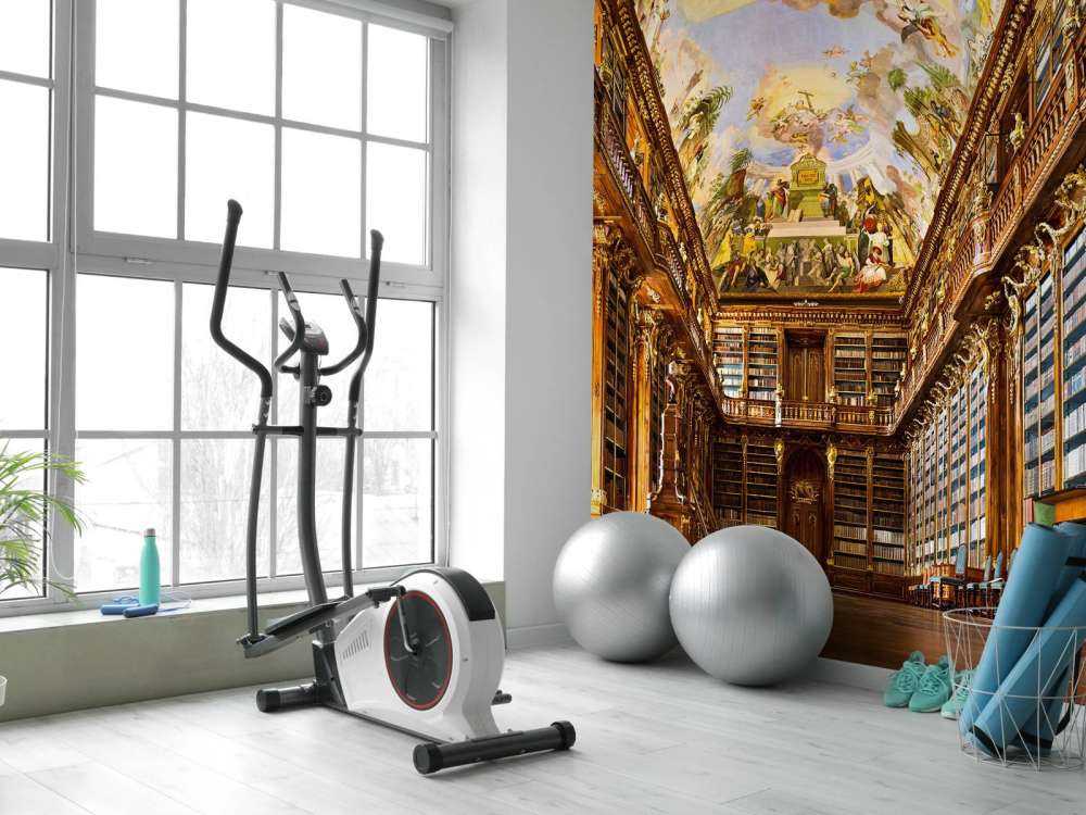 Historisk bibliotek i varmt tre