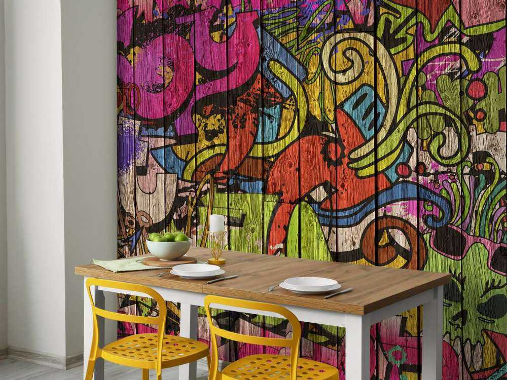 Gategrafitti på gammelt tre