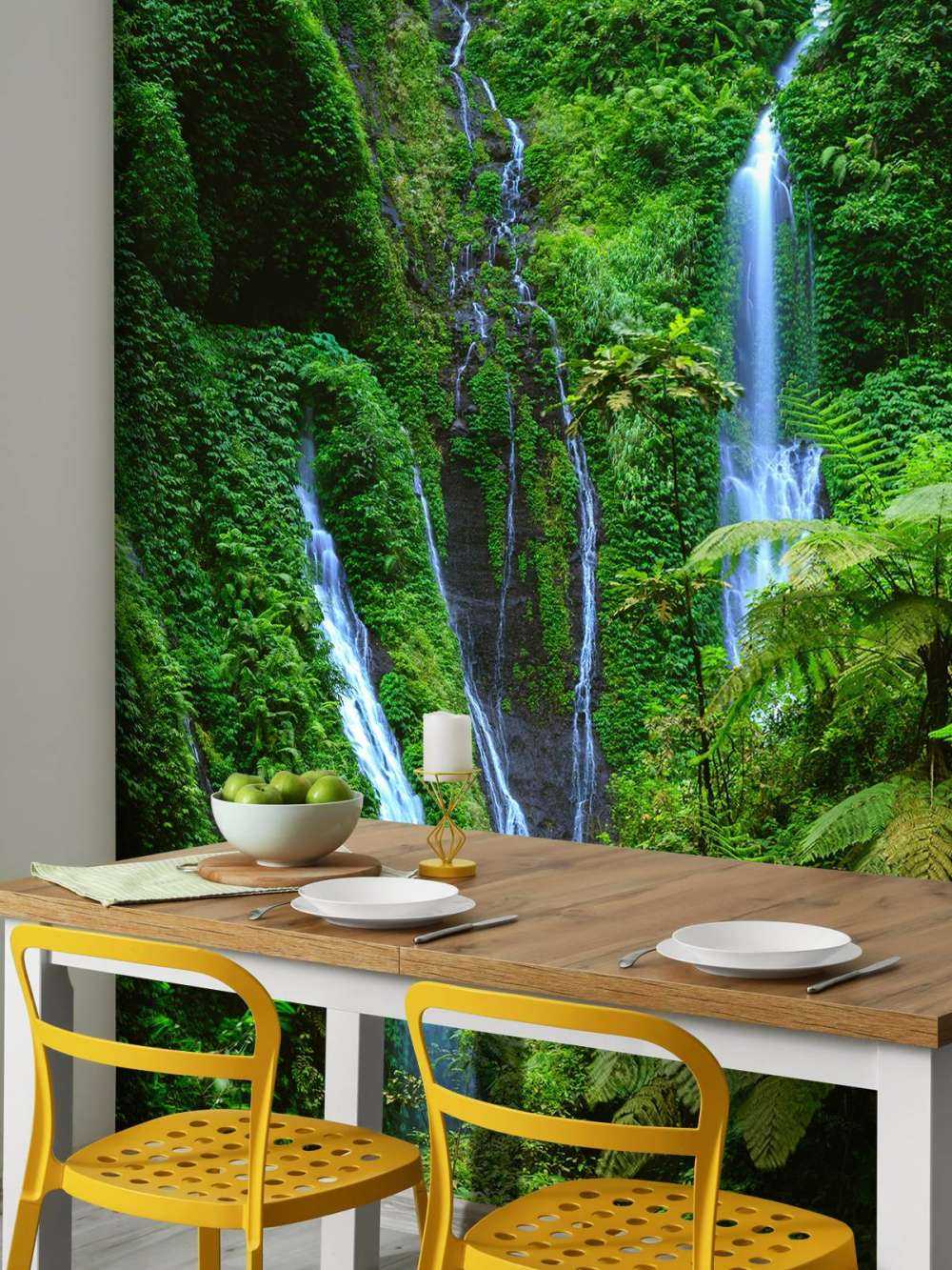 Grønn jungel og fossefall