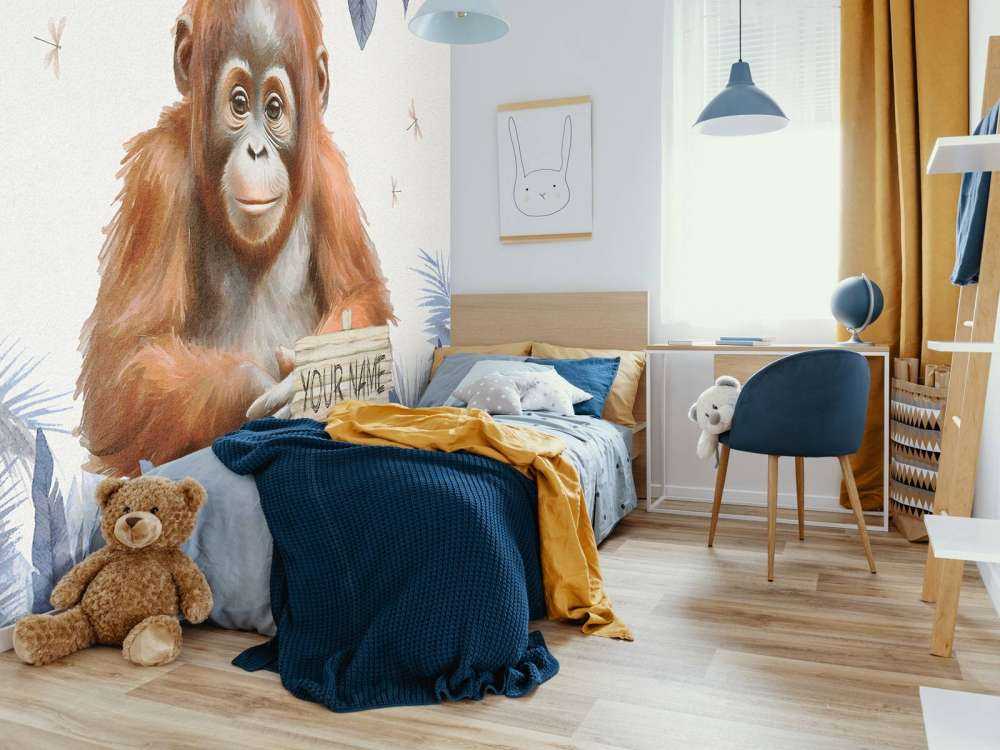 Ung orangutang i jungelen i blått