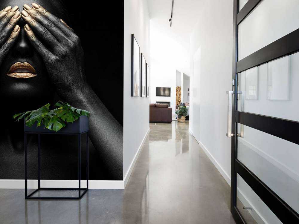 Kvinne med hendene foran øynene