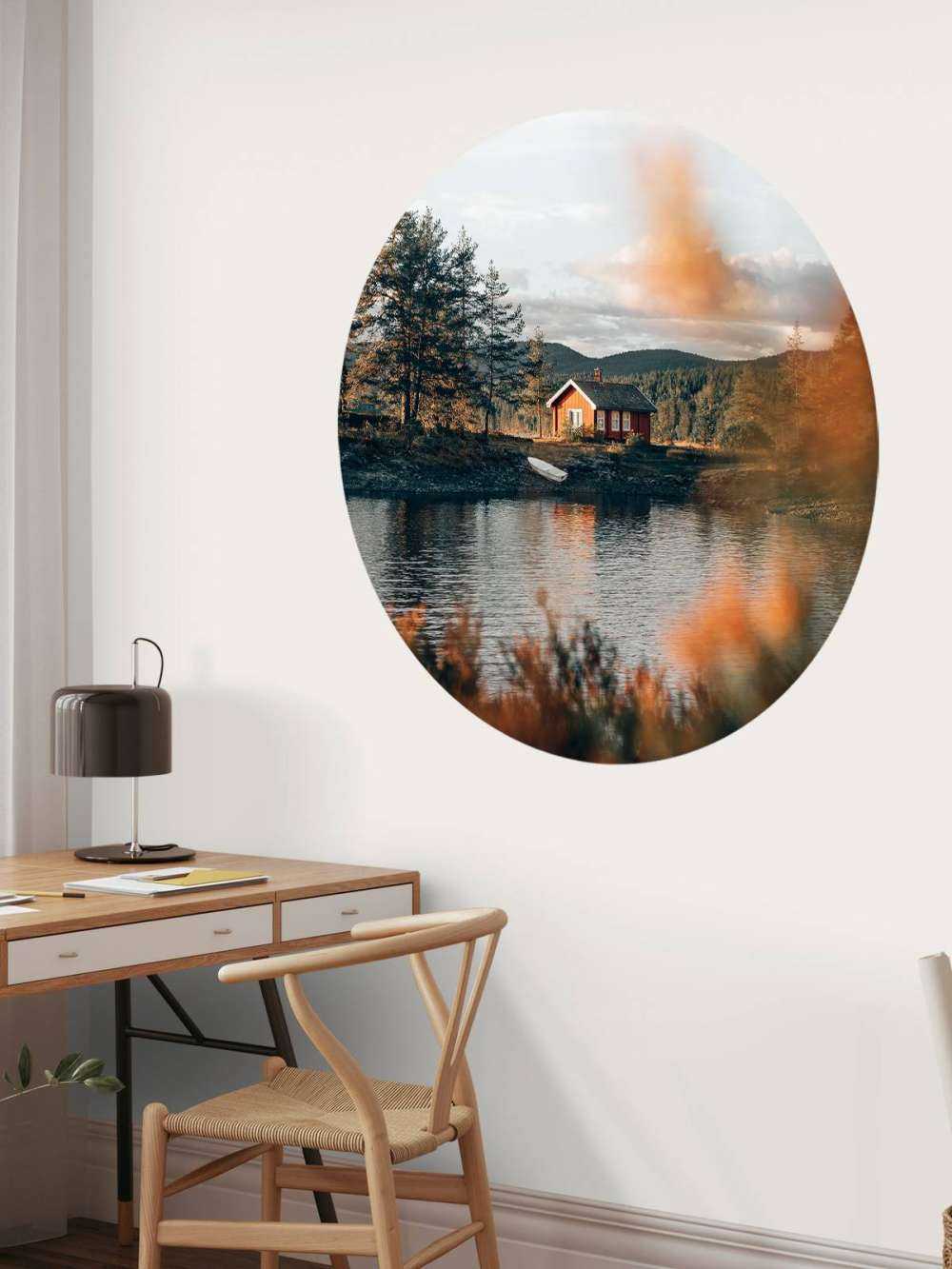 Rødt hus ved innsjøen