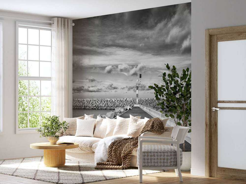 Molo av tre på kysten Cadzand bad (svart og hvit)