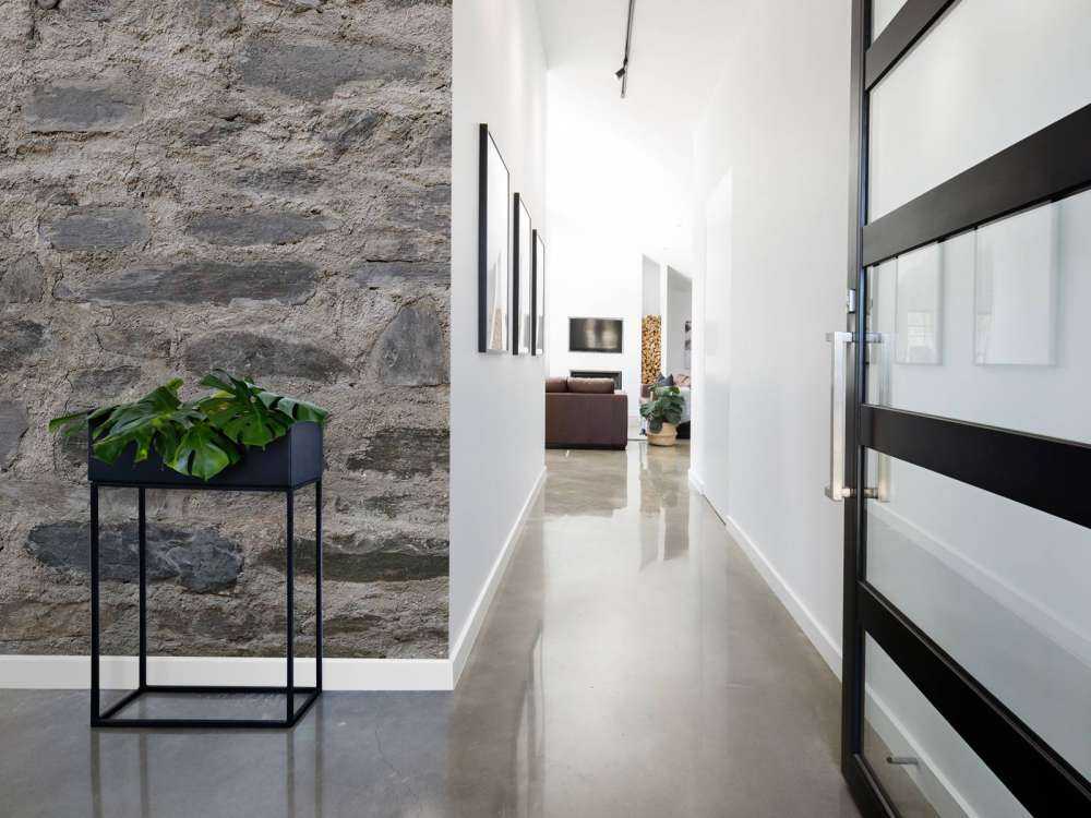 Vegg med grove steiner