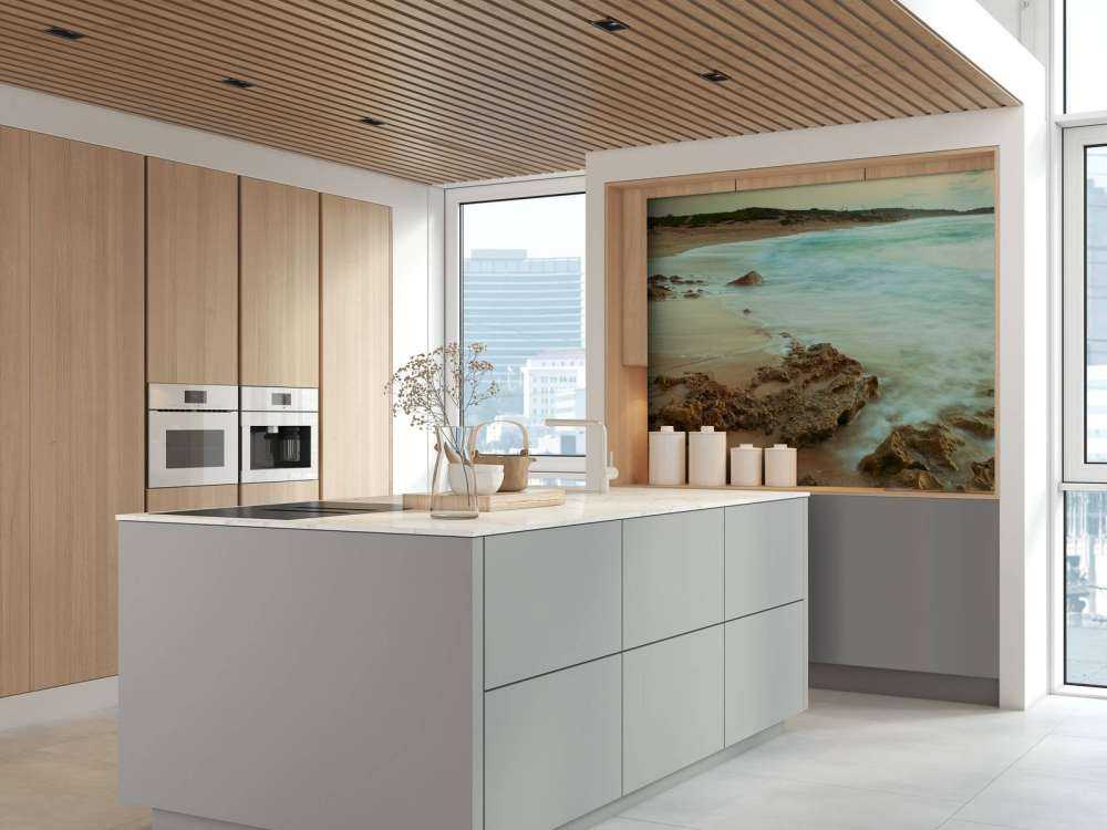 Rolig strand med steiner